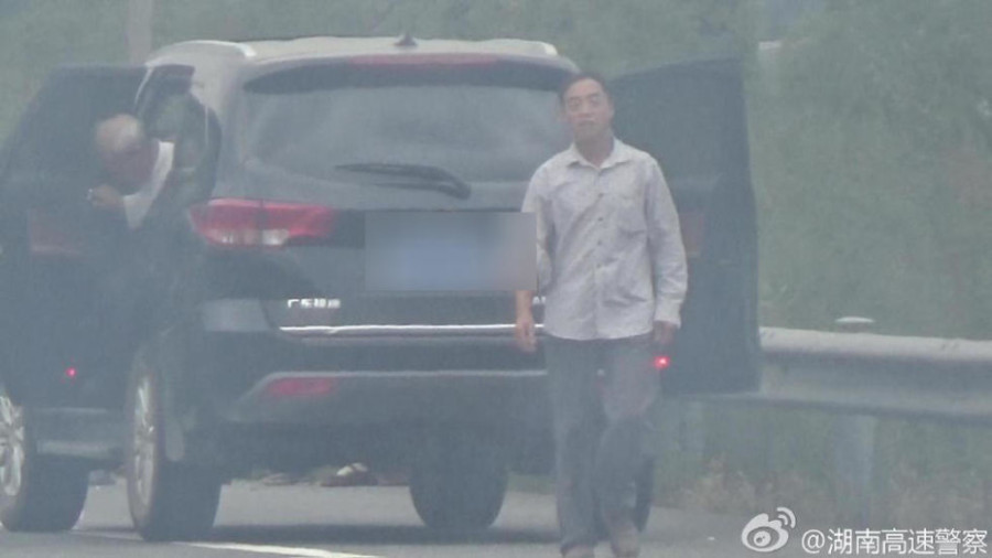 看热闹的群众。