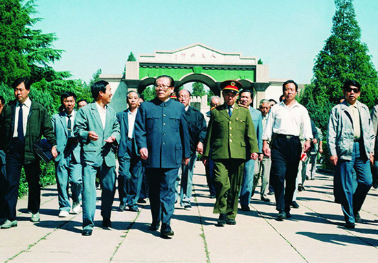 1991年江泽民视察邯郸时赴晋冀鲁豫烈士陵园瞻仰