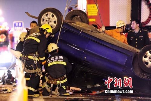 元旦夜北京长安街发生严重车祸 