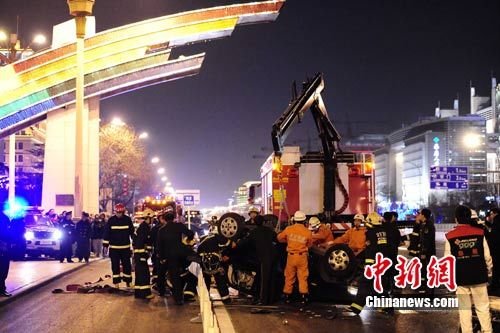 1月1日晚间9点10分许，北京长安街复兴门桥发生一起严重车祸。 